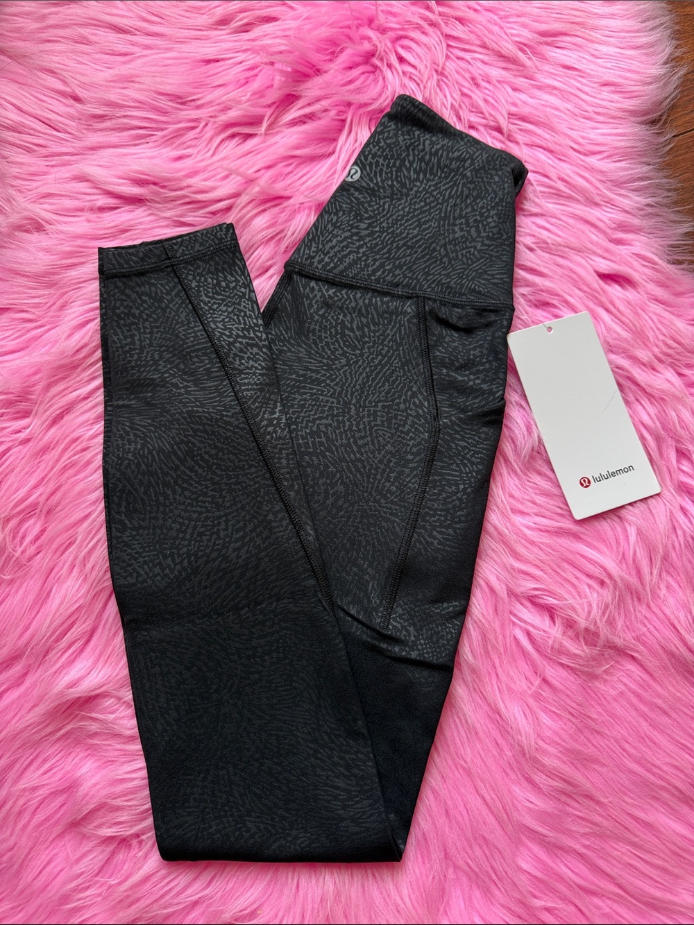 Lululemon Size 2 align HR 28” pockets, ripple emboss black, NWT